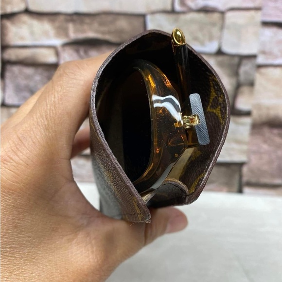 Louis Vuitton Monogram Sunglass Case in great condition - Picture 4 of 12